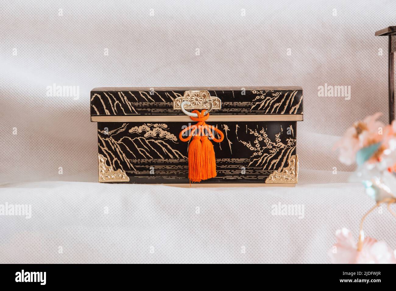 Oggetto culturale giapponese con splendidi ornamenti e design tradizionali. Foto Stock