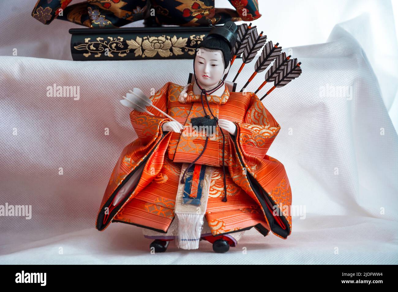 Bambole tradizionali giapponesi con splendidi ornamenti e tessuti colorati. Le bambole giapponesi sono un elemento essenziale della cultura nazionale, c'è ev Foto Stock