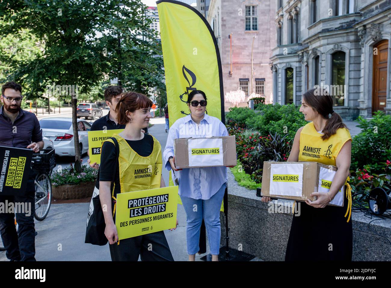 Durante la protesta, il personale di Amnesty International ha applestato cartelli a sostegno dei diritti umani. Questa Giornata Mondiale del Rifugiato, Amnesty International Canada, in collaborazione con Human Rights Watch, ha organizzato una protesta di fronte all'ufficio del primo Ministerís di Montreal per chiedere la fine della detenzione forzata di rifugiati e richiedenti asilo in Quebec. Nominata #BienvenueAuCanada, la campagna ha richiesto firme da parte dei politici di Quebecís per fermare i contratti con le carceri provinciali che assumevano migranti. (Foto di Giordano Brumas/SOPA Images/Sipa USA) Foto Stock