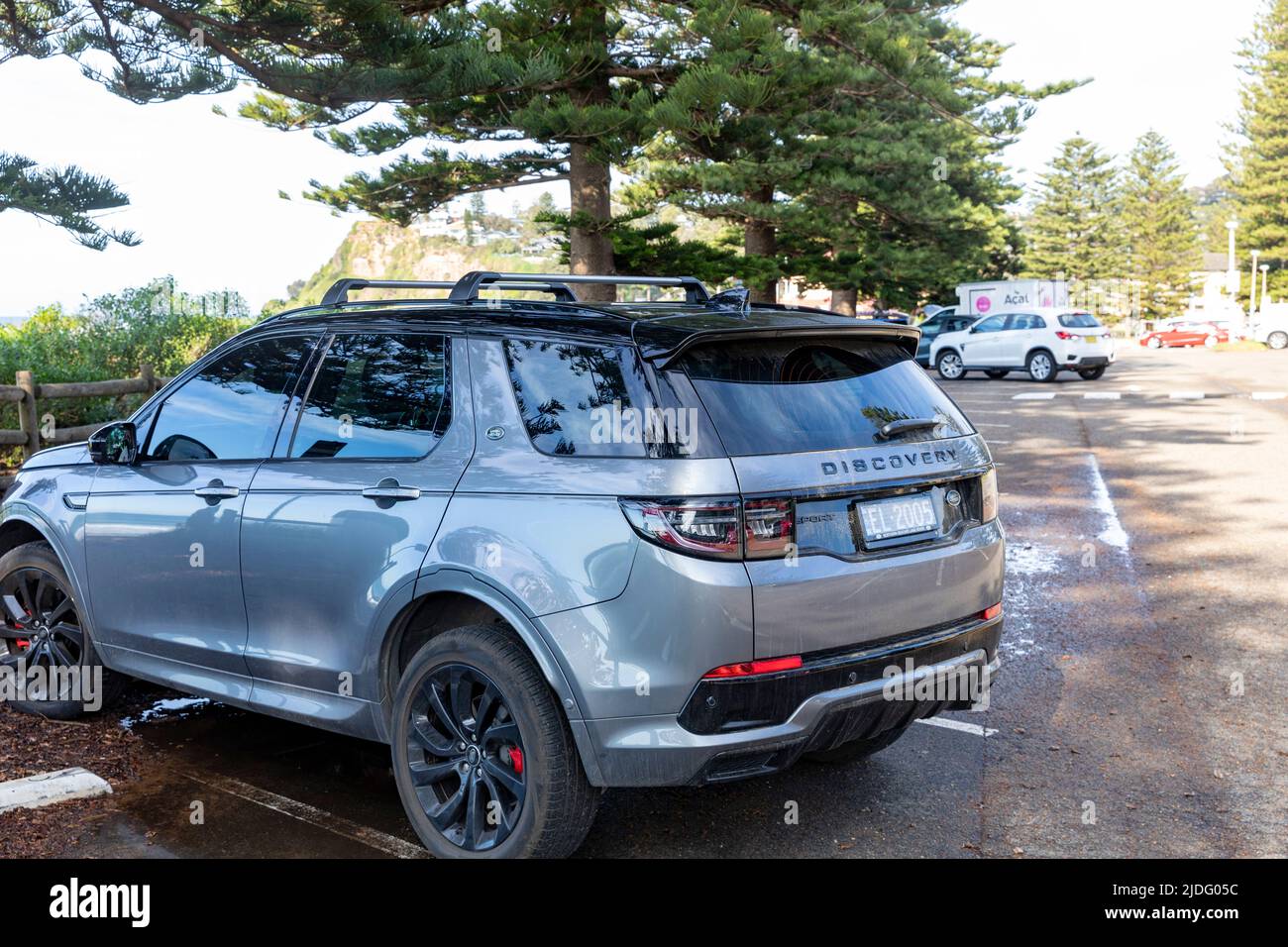 Land Rover Discovery 3 modello 2022 parcheggiato al parcheggio di Newport Beach a Sydney, verniciatura grigia e finiture delle ruote nere in smalto e nero Foto Stock