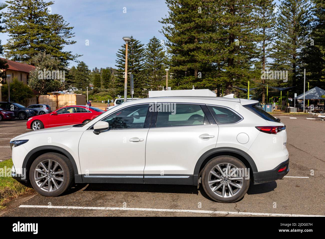 2020 modello bianco Mazda CX9 SUV parcheggiato al parcheggio di Newport Beach a Sydney, Australia scatto scattato il 2022 giugno Foto Stock