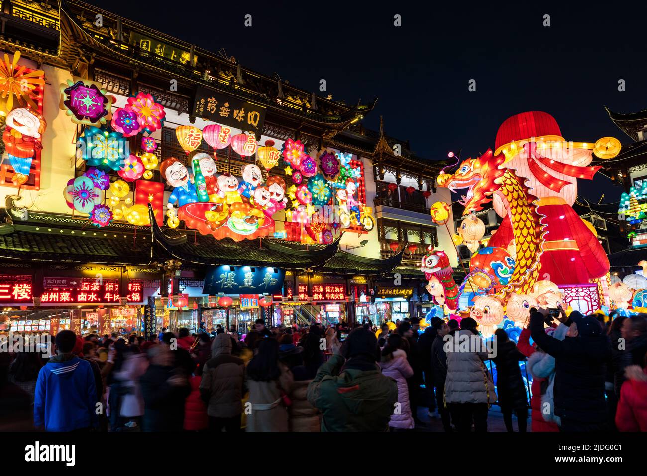 Una folla di turisti a piedi lungo le viuzze di Yu Yuan, Yu Garden, per ammirare l'esposizione di lanterne durante il festival lanterna nell'anno del Pig. Foto Stock