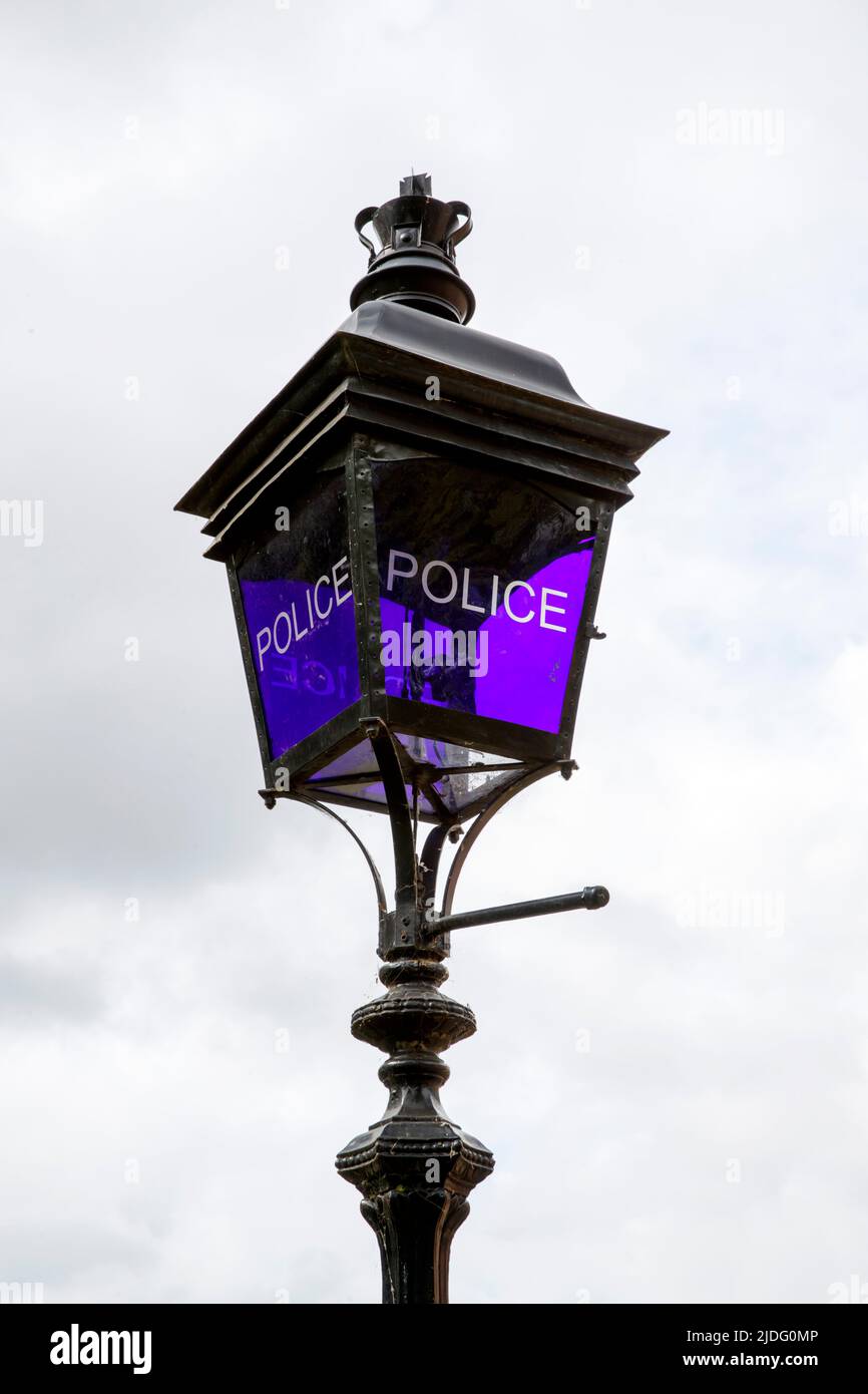 Vecchia lampada blu della polizia fuori dalla stazione di polizia di Hyde Park a Londra, Inghilterra, Regno Unito il giovedì 19 maggio 2022.Photo: David Rowland / One-Image.co Foto Stock