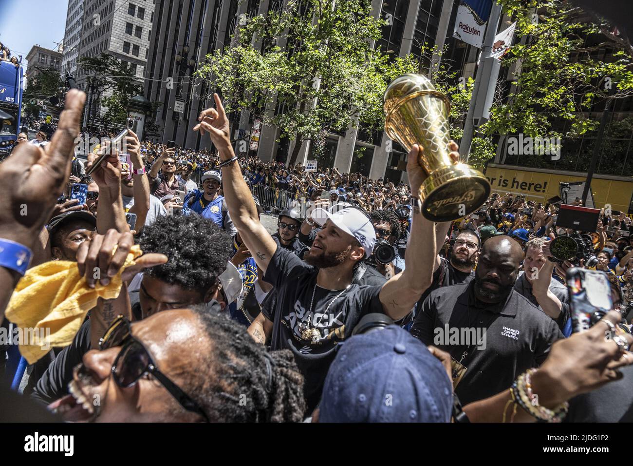 San Francisco, Stati Uniti. 20th giugno 2022. I Golden state Warriors Stephen Curry si aggiudica ai fan il trofeo MVP delle finali NBAA durante una parata su Market Street per onorare il campionato NBA della squadra a San Francisco lunedì 20 giugno 2022. Foto di Terry Schmitt/UPI Credit: UPI/Alamy Live News Foto Stock