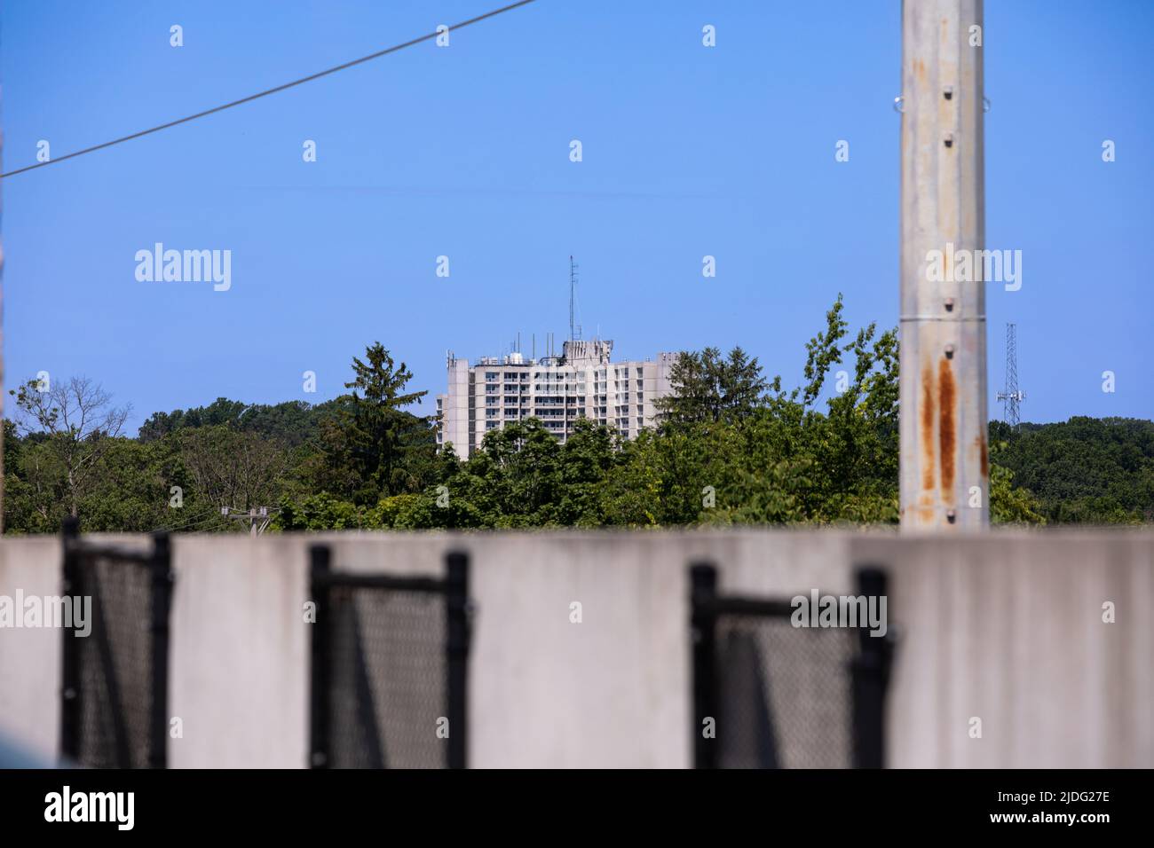 Vecchio appartamento abbandonato circondato da lussureggiante foresta Foto Stock