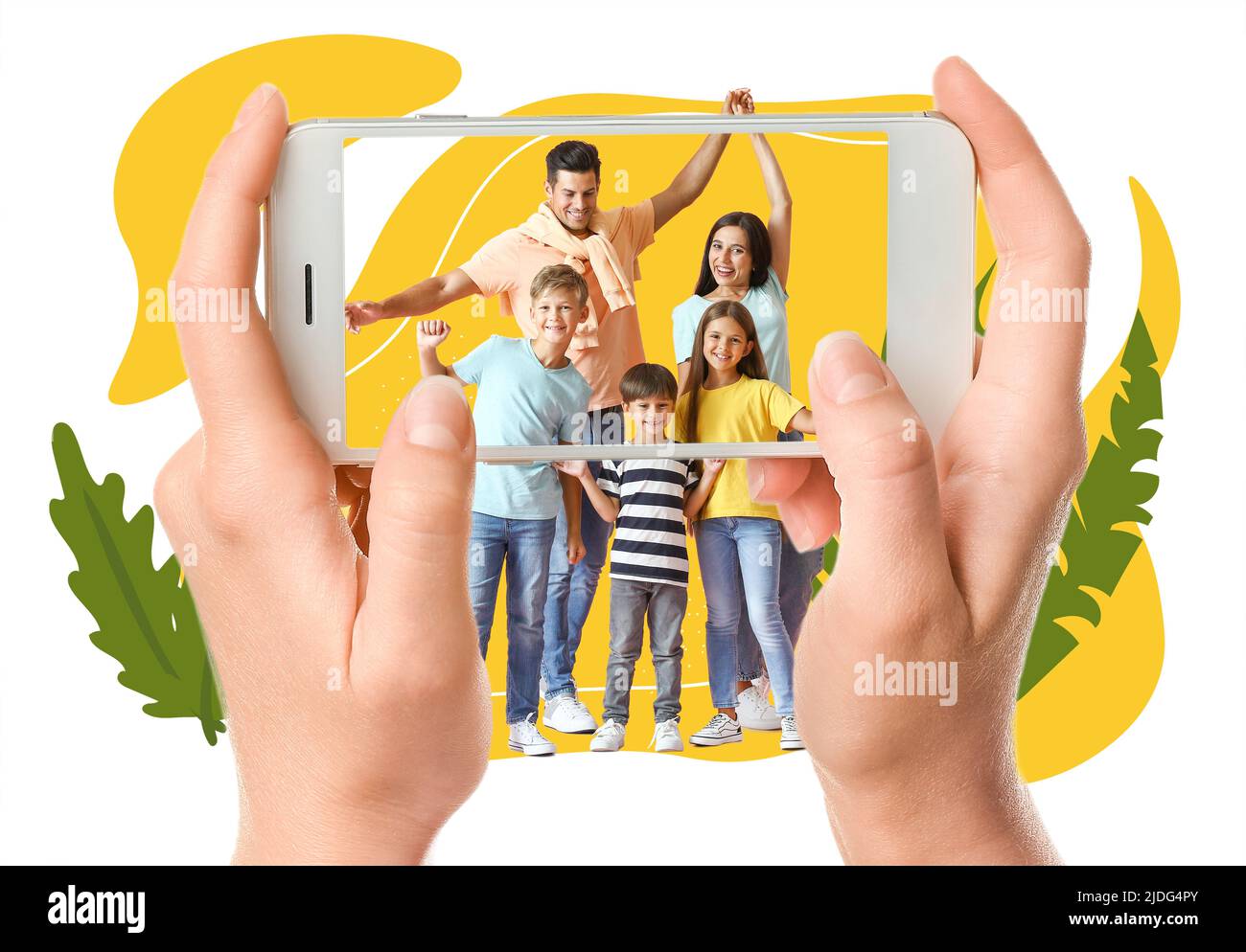 Donna con cellulare scattando foto di famiglia felice Foto Stock