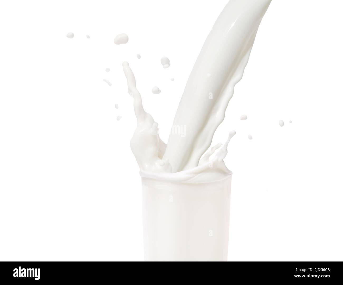 Vetro di riempimento a getto di latte con spruzzi in primo piano isolato su sfondo bianco Foto Stock