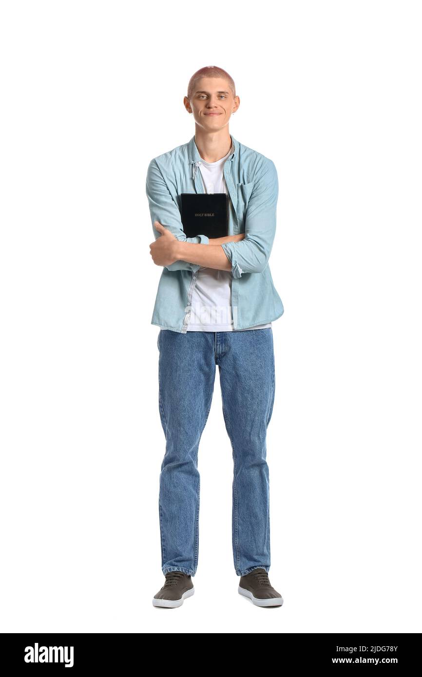 Ragazzo giovane con Sacra Bibbia su sfondo bianco Foto Stock