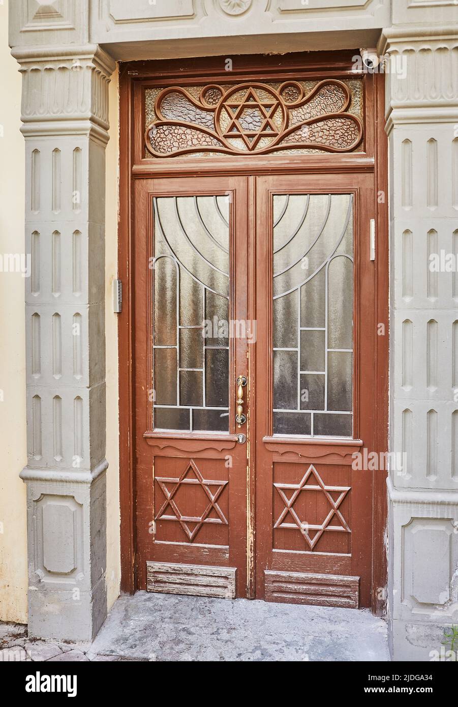 Porta di legno con vetro e stelle di David sulla porta Foto Stock