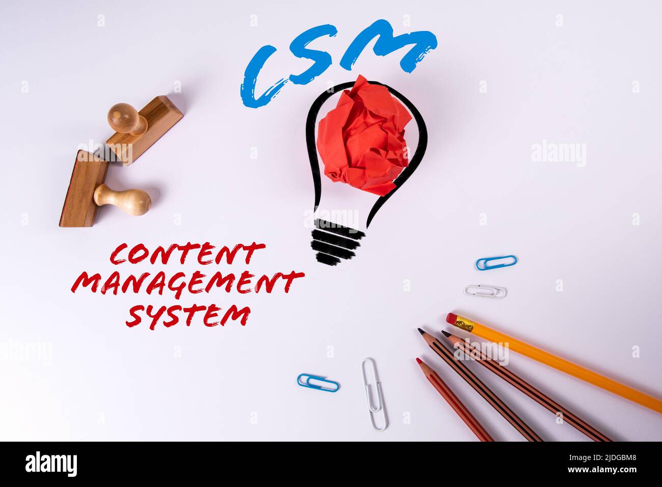 SISTEMA DI GESTIONE DEI CONTENUTI CSM. Lampadina astratta e matite su sfondo bianco. Foto Stock