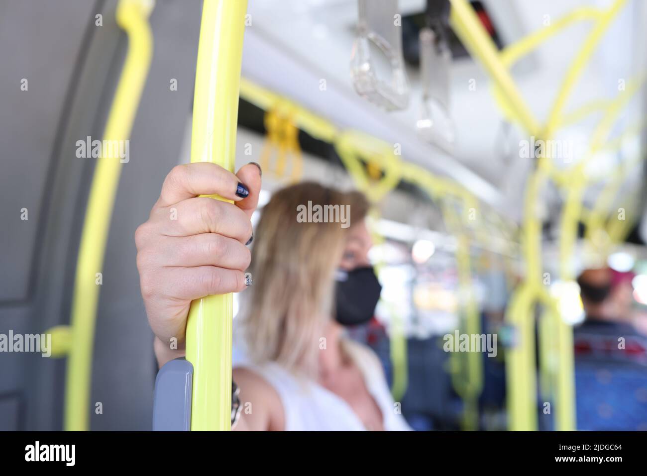 Tenendo il corrimano bus immagini e fotografie stock ad alta risoluzione -  Alamy
