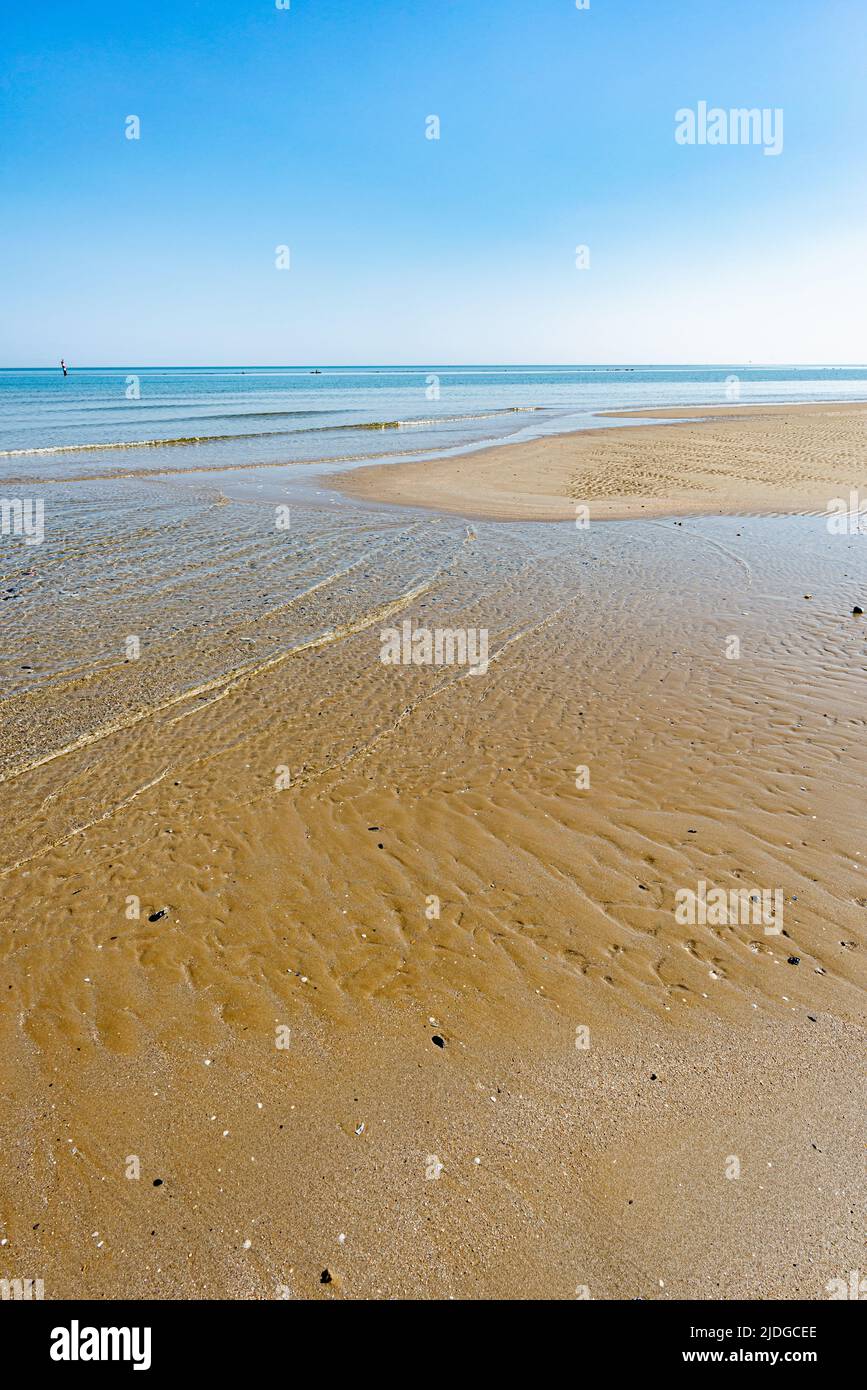 Vista sul Mare Adriatico dalla spiaggia di sabbia di Pesaro, Italia, durante una giornata di primavera soleggiata Foto Stock