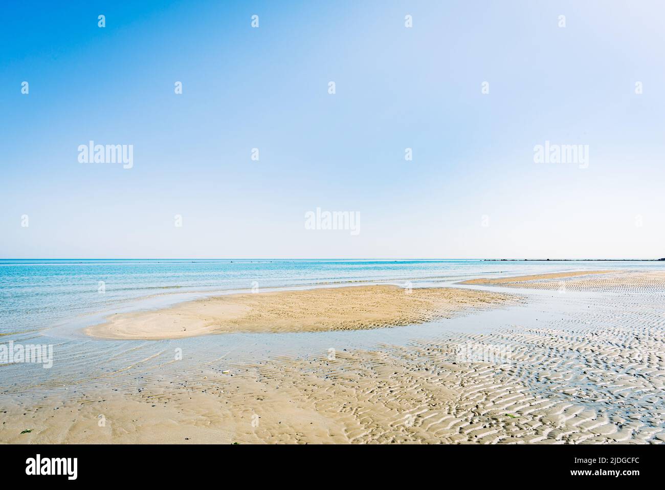 Vista sul Mare Adriatico dalla spiaggia di sabbia di Pesaro, Italia, durante una giornata di primavera soleggiata Foto Stock
