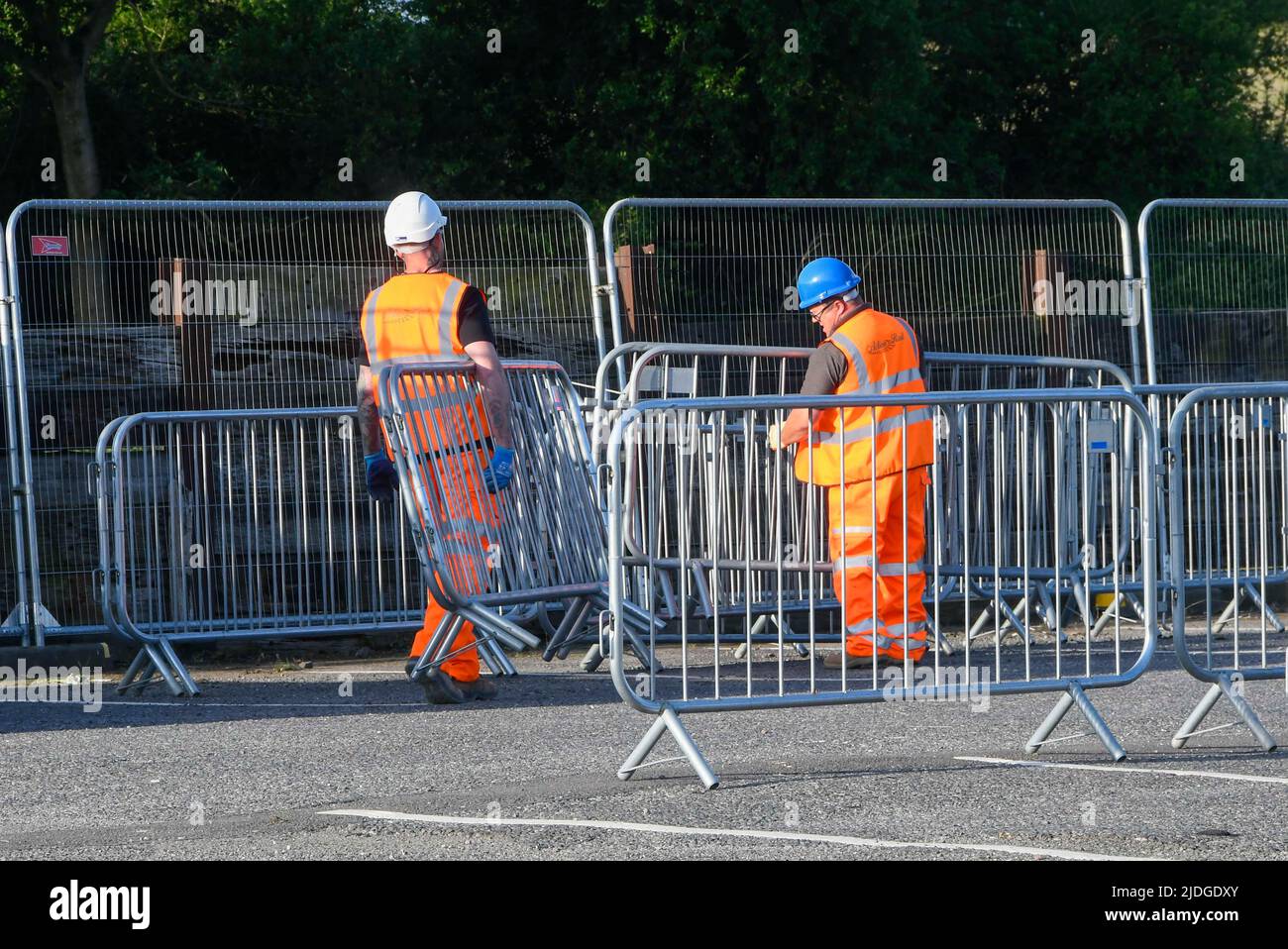 Castle Cary, Somerset, Regno Unito. 21st giugno 2022. Il personale ferroviario della stazione di Castle Cary nel Somerset ha creato barriere per l'afflusso di folle che si recavano al Glastonbury Festival il primo giorno dello sciopero ferroviario RMT. Il primo treno in oggi con festivalgoers è previsto intorno a mezzogiorno. Picture Credit: Graham Hunt/Alamy Live News Foto Stock