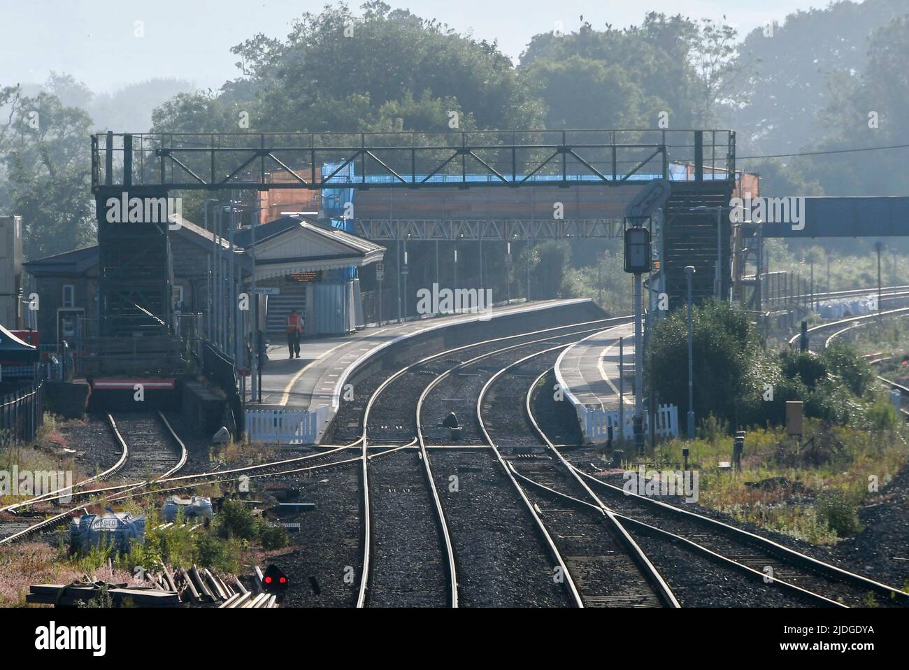 Castle Cary, Somerset, Regno Unito. 21st giugno 2022. Vista generale della stazione di Castle Cary nel Somerset, che si prepara per l'afflusso di folle che si rechi al Glastonbury Festival il primo giorno dello sciopero ferroviario RMT. Il primo treno in oggi con festivalgoers è previsto intorno a mezzogiorno. Picture Credit: Graham Hunt/Alamy Live News Foto Stock