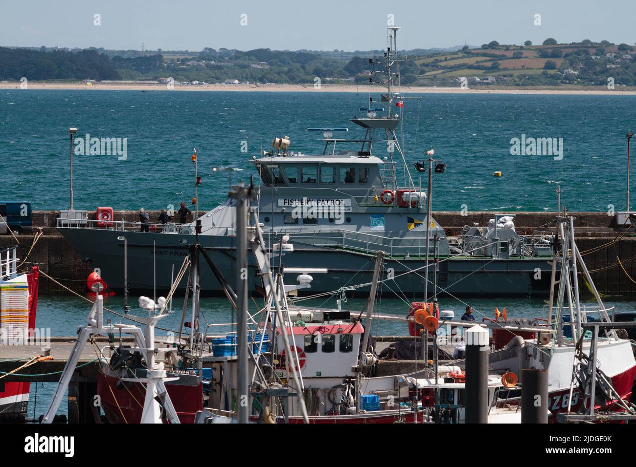Nave per la protezione della pesca accanto a Newlyn Harbour, Cornovaglia Foto Stock