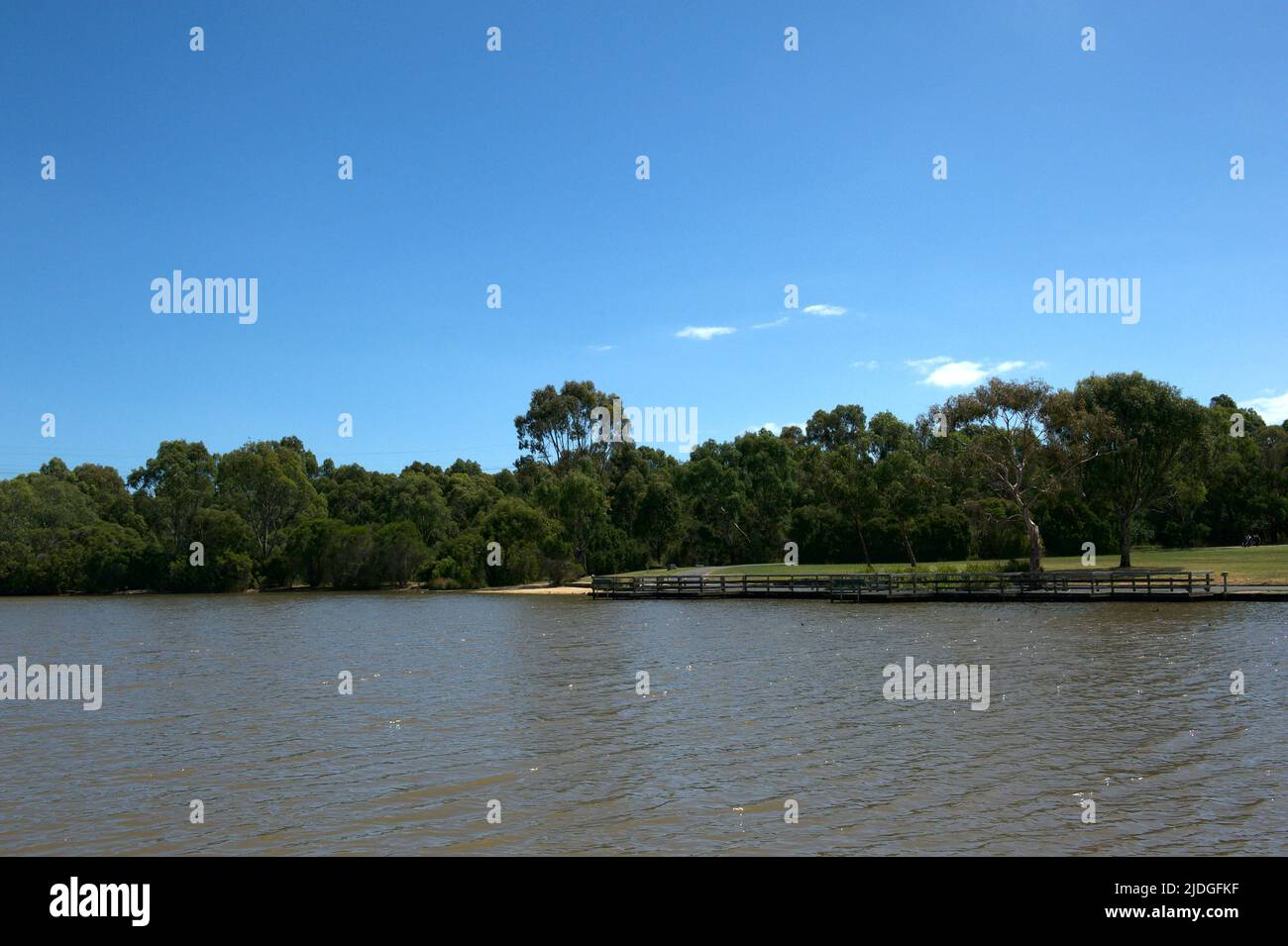 Jells Park Lake, a Wheelers Hill, Victoria, ha alcune di queste piattaforme di osservazione intorno alla riva. Ci sono solitamente lotti degli uccelli d'acqua da vedere. Foto Stock