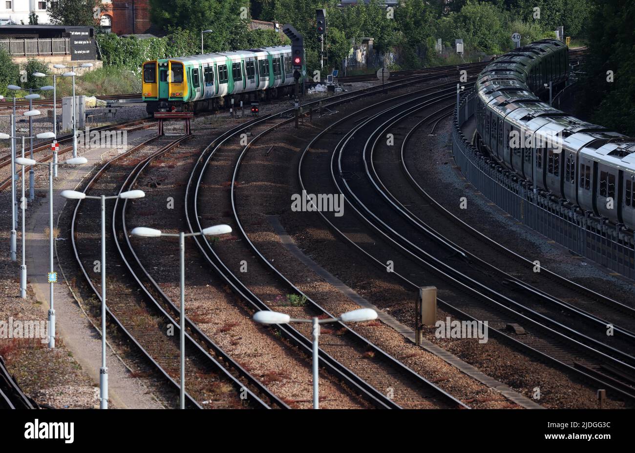 Brighton, Regno Unito. 21st giugno 2022. Treni in piedi nelle vicinanze della stazione di Preston Park la mattina del primo National Rail Strike. Credit: James Boardman/Alamy Live News Foto Stock