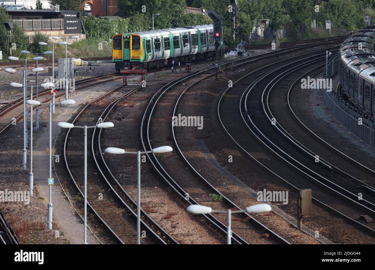 Brighton, Regno Unito. 21st giugno 2022. Treni in piedi nelle vicinanze della stazione di Preston Park la mattina del primo National Rail Strike. Credit: James Boardman/Alamy Live News Foto Stock