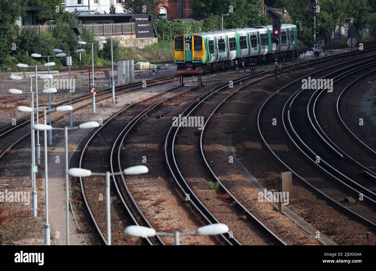 Brighton, Regno Unito. 21st giugno 2022. Treni in piedi nelle vicinanze della stazione di Preston Park la mattina del primo National Rail Strike. Credit: James Boardman/Alamy Live News Foto Stock