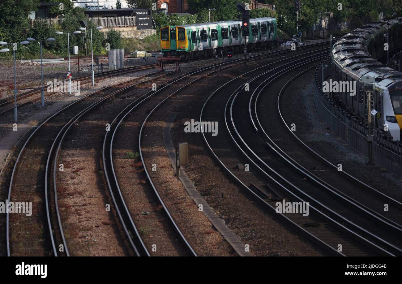 Brighton, Regno Unito. 21st giugno 2022. Treni in piedi nelle vicinanze della stazione di Preston Park la mattina del primo National Rail Strike. Credit: James Boardman/Alamy Live News Foto Stock