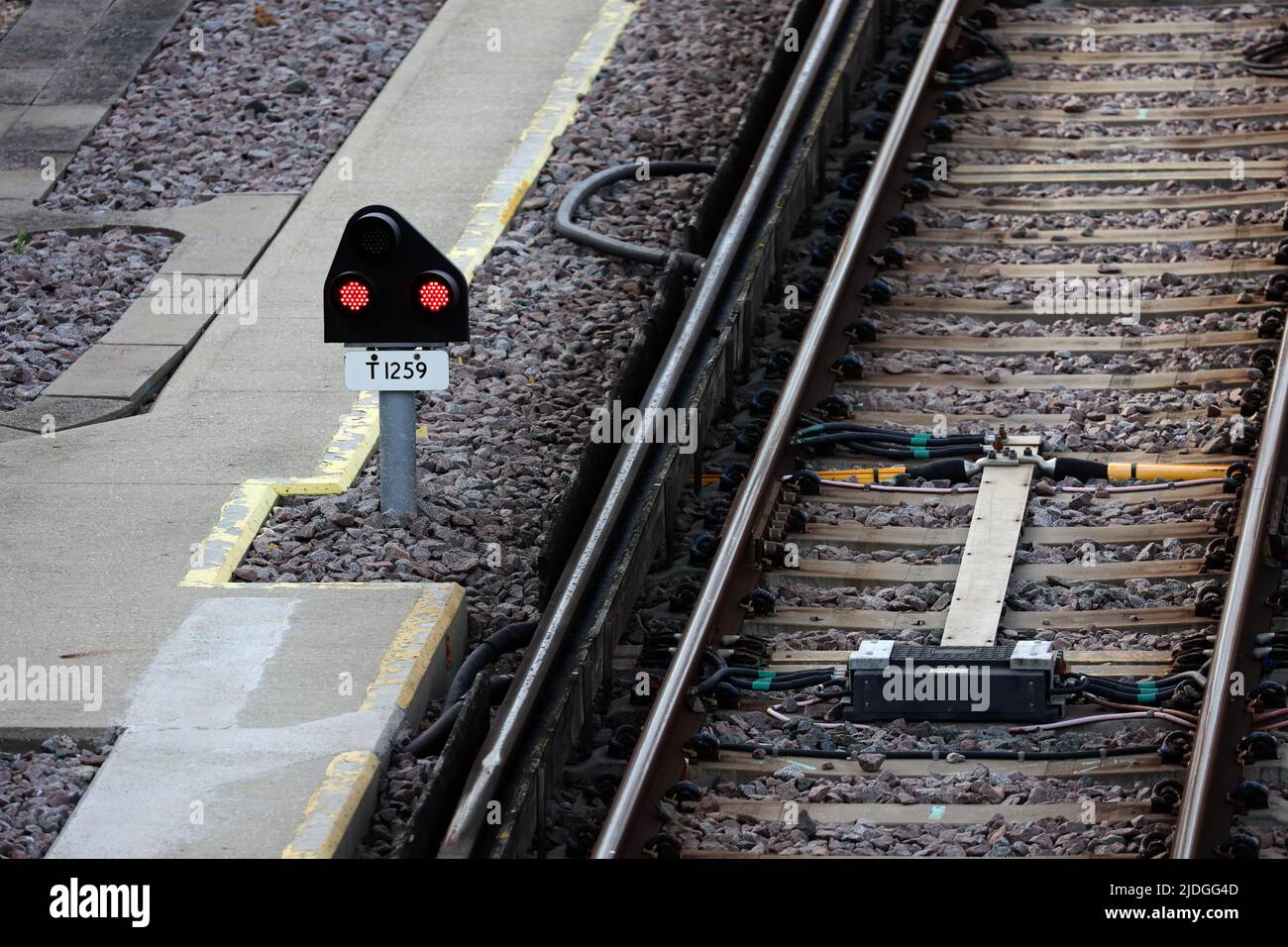 Brighton, Regno Unito. 21st giugno 2022. Un segnale rosso è visibile sui binari vicino alla stazione di Brighton la mattina del primo colpo ferroviario nazionale. Credit: James Boardman/Alamy Live News Foto Stock