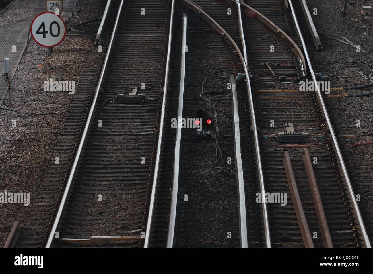 Brighton, Regno Unito. 21st giugno 2022. Un segnale rosso è visibile sui binari vicino alla stazione di Brighton la mattina del primo colpo ferroviario nazionale. Credit: James Boardman/Alamy Live News Foto Stock