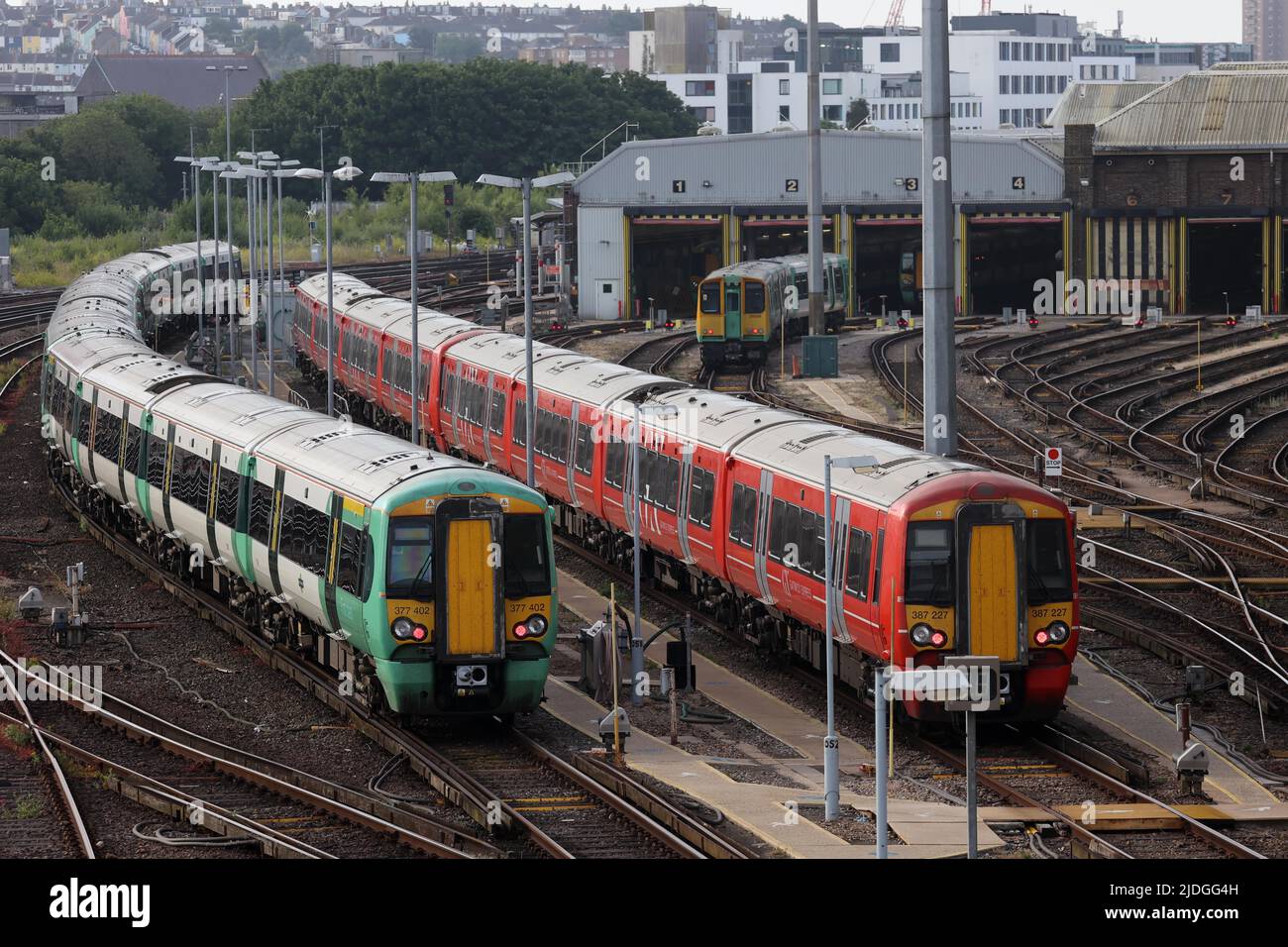 Brighton, Regno Unito. 21st giugno 2022. I treni che si trovano nelle vicinanze della stazione di Brighton sono in deposito la mattina del primo National Rail Strike. Credit: James Boardman/Alamy Live News Foto Stock