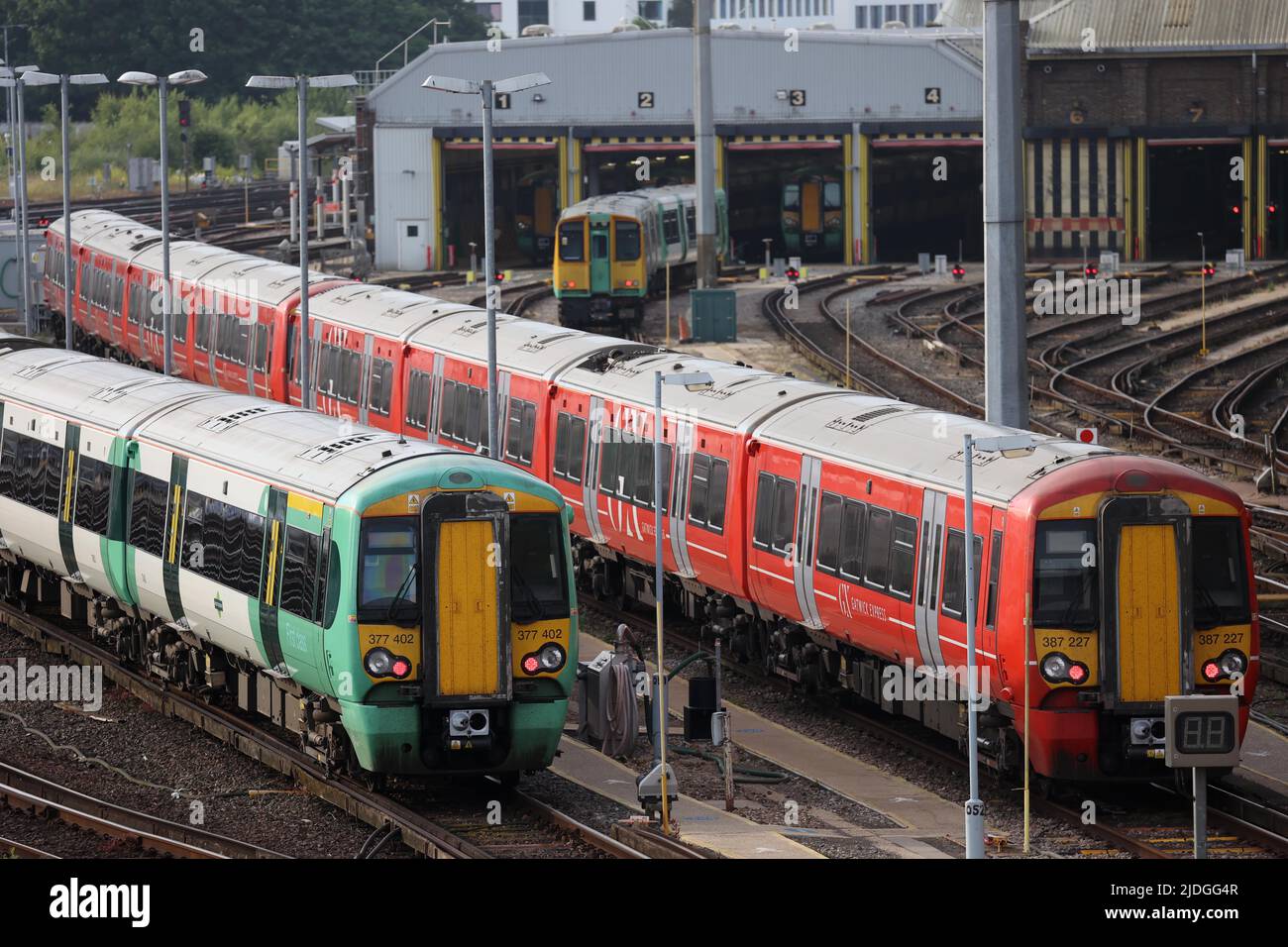 Brighton, Regno Unito. 21st giugno 2022. I treni che si trovano nelle vicinanze della stazione di Brighton sono in deposito la mattina del primo National Rail Strike. Credit: James Boardman/Alamy Live News Foto Stock