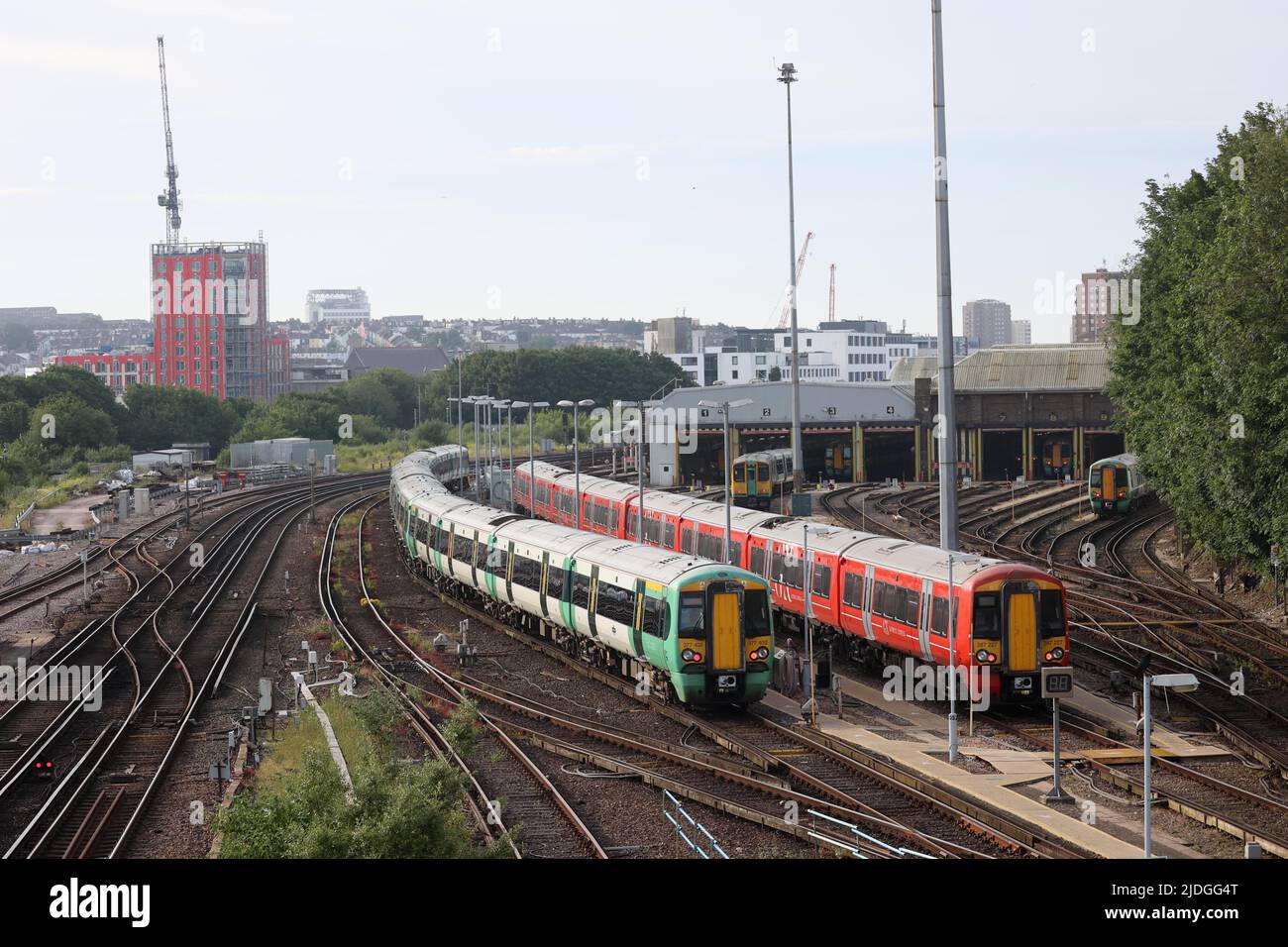 Brighton, Regno Unito. 21st giugno 2022. I treni che si trovano nelle vicinanze della stazione di Brighton sono in deposito la mattina del primo National Rail Strike. Credit: James Boardman/Alamy Live News Foto Stock