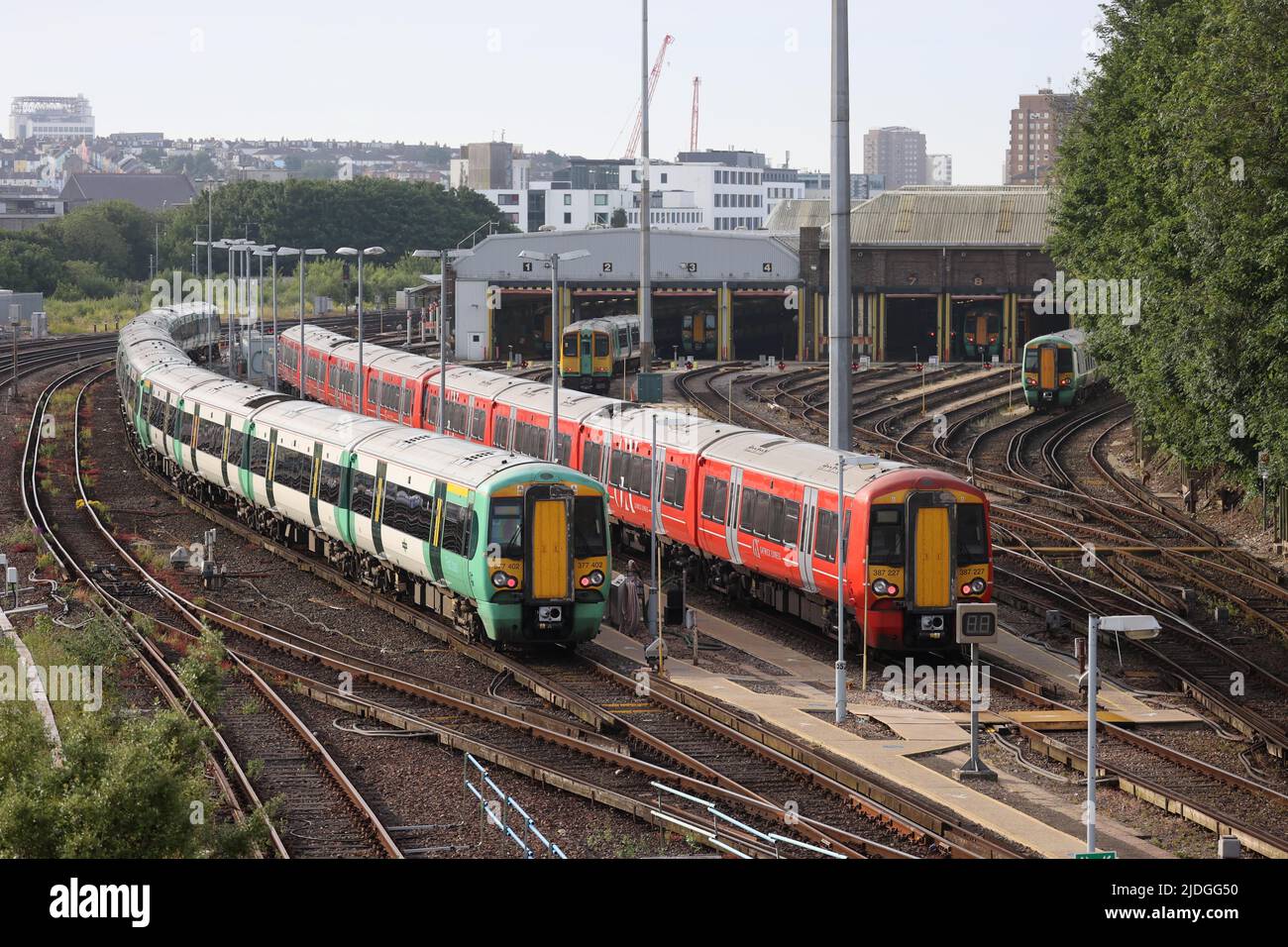 Brighton, Regno Unito. 21st giugno 2022. I treni che si trovano nelle vicinanze della stazione di Brighton sono in deposito la mattina del primo National Rail Strike. Credit: James Boardman/Alamy Live News Foto Stock