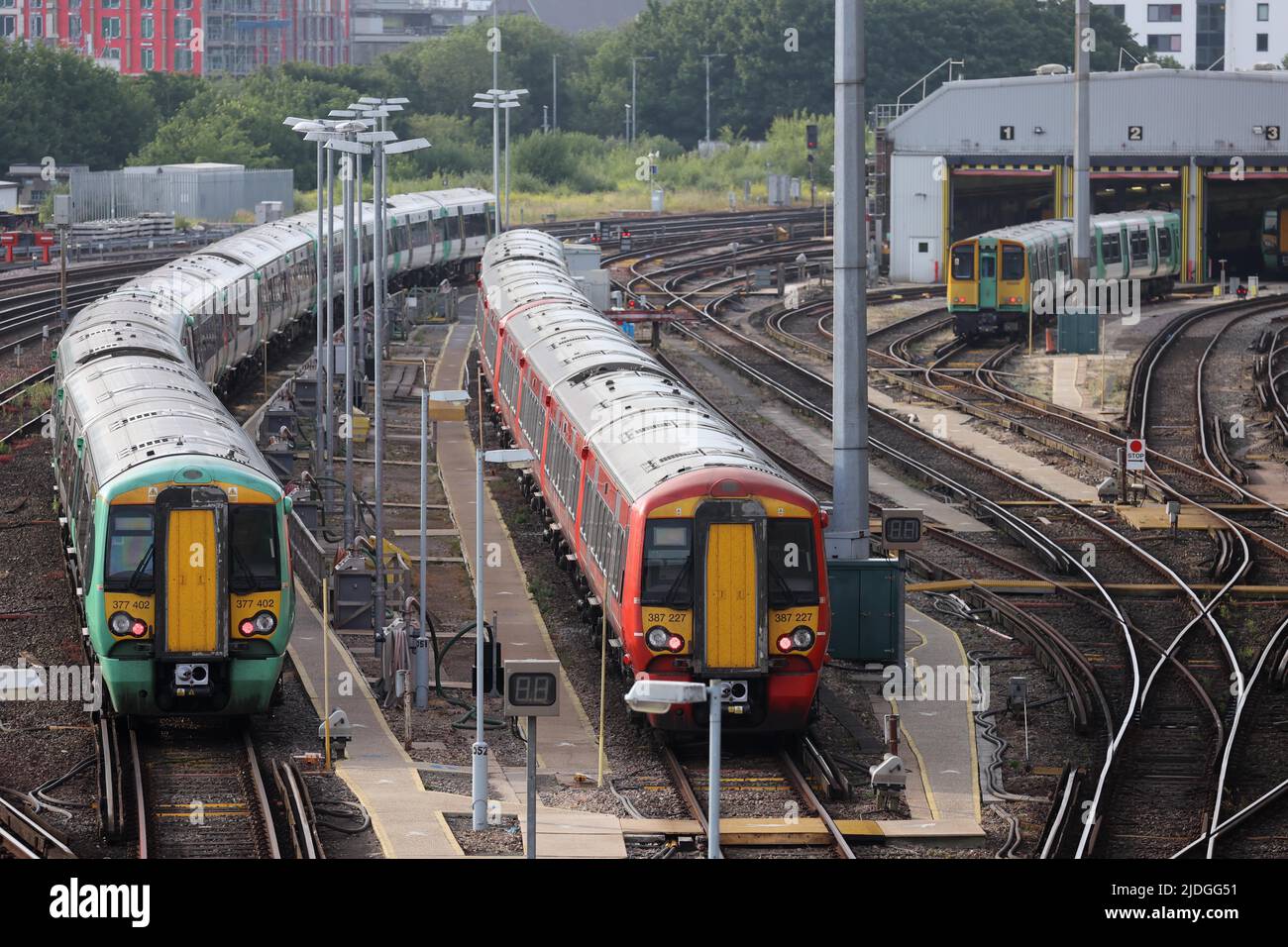 Brighton, Regno Unito. 21st giugno 2022. I treni che si trovano nelle vicinanze della stazione di Brighton sono in deposito la mattina del primo National Rail Strike. Credit: James Boardman/Alamy Live News Foto Stock