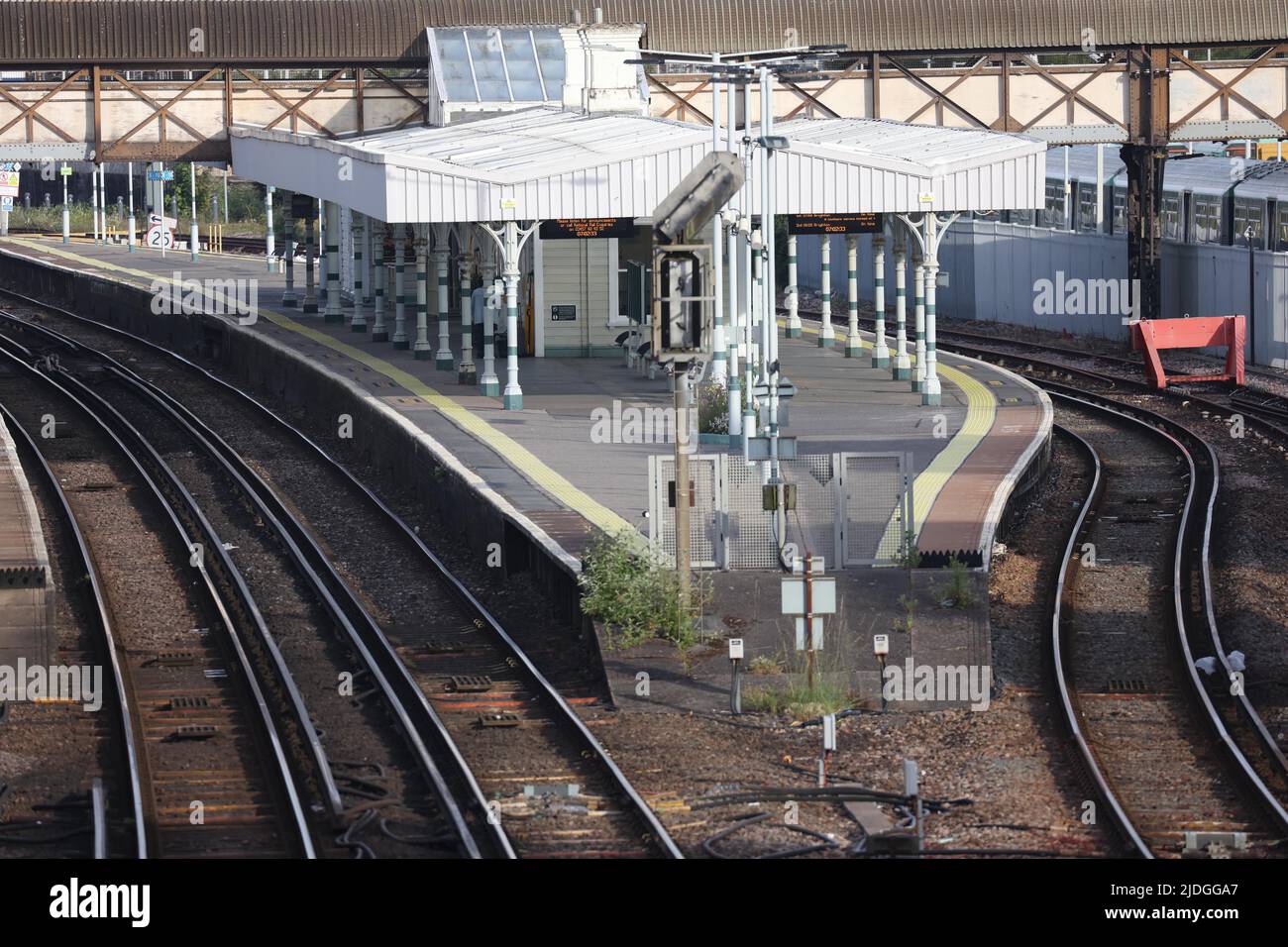 Brighton, Regno Unito. 21st giugno 2022. La stazione ferroviaria di Hove è deserta la mattina del primo sciopero ferroviario nazionale. Credit: James Boardman/Alamy Live News Foto Stock