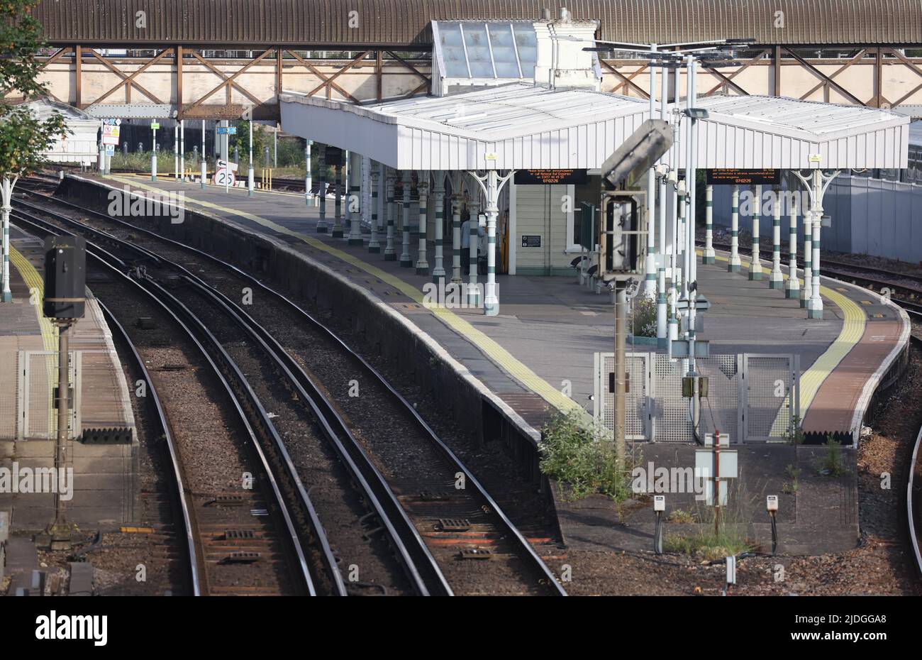 Brighton, Regno Unito. 21st giugno 2022. La stazione ferroviaria di Hove è deserta la mattina del primo sciopero ferroviario nazionale. Credit: James Boardman/Alamy Live News Foto Stock