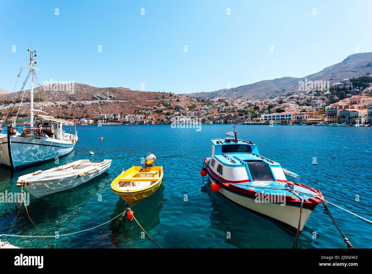 Vista sul mare greco Symi isola porto porto, case su isole colline. Foto Stock