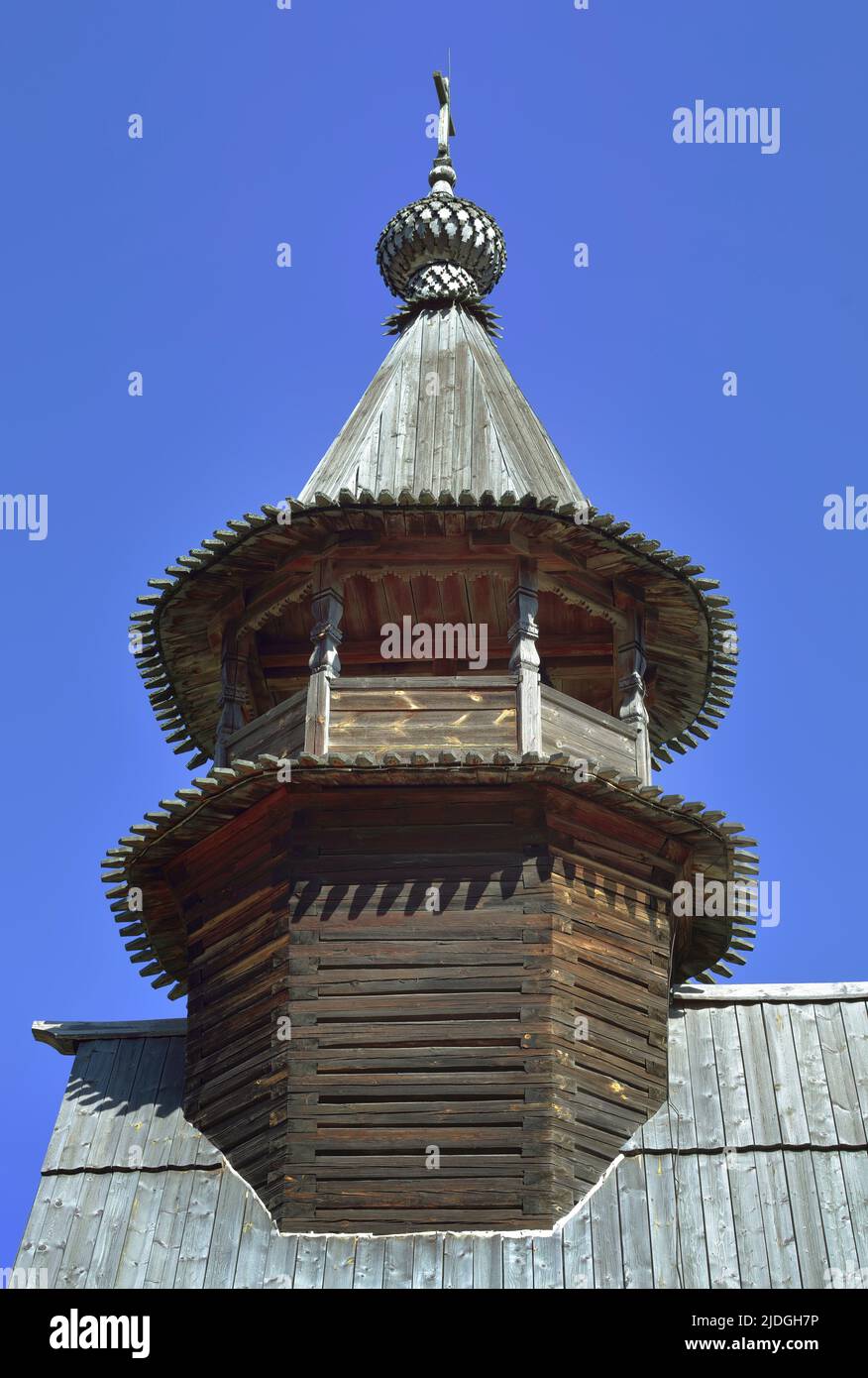 Spasskaya Chiesa Ortodossa in legno. Il campanile del monumento conservato della tradizionale architettura lignea della Russia del XVIII secolo. Kostroma Foto Stock