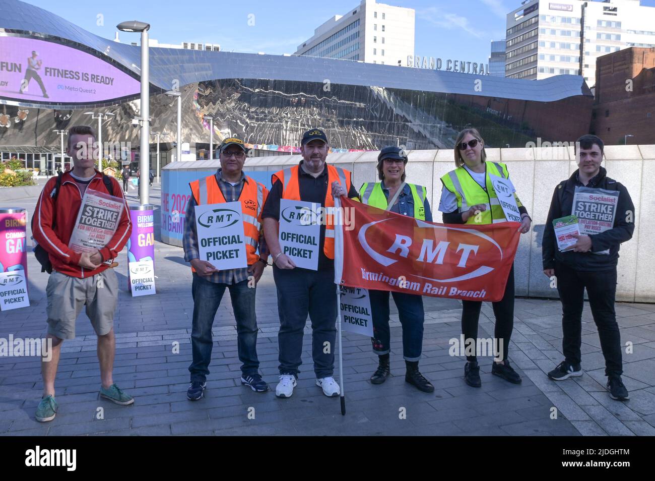 New Street, Birmingham, Inghilterra, 21 giugno 2022. I lavoratori ferroviari sulla linea del picchetto presso la stazione di New Street a Birmingham stanno scioperando per un aumento salariale del 7% attraverso le reti britanniche dopo che i sindacati della RMT non sono riusciti a raggiungere un accordo. Fig. Per credito: Interrompi stampa Media/Alamy Live News Foto Stock