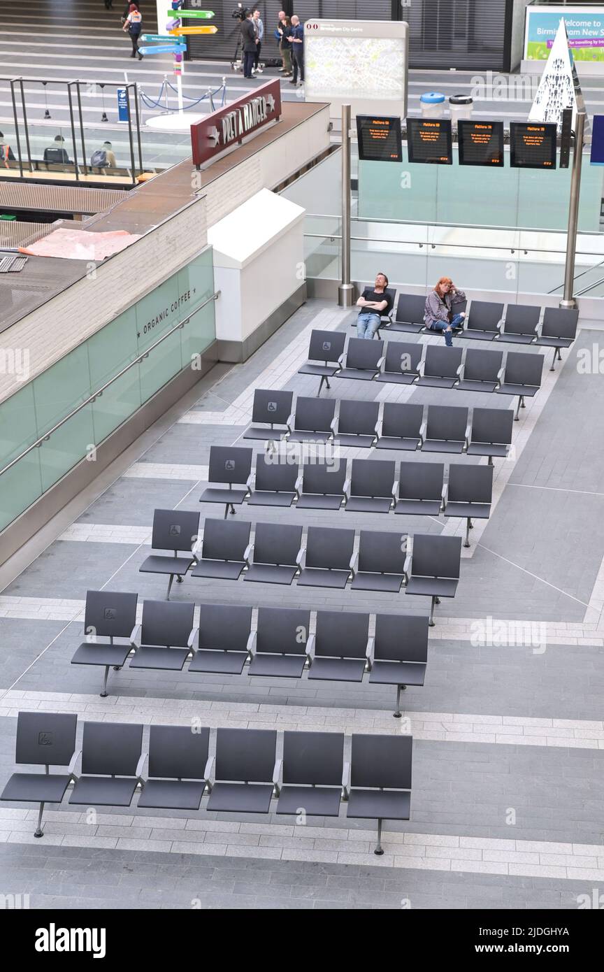 New Street, Birmingham, Inghilterra, 21 giugno 2022. Una stazione di Birmingham New Street, quasi vuota, mentre i lavoratori ferroviari scioperano per un aumento salariale del 7% in tutte le reti britanniche dopo che i sindacati della RMT non sono riusciti a raggiungere un accordo. C'era un servizio ridotto sulle schede. Fig. Per credito: Interrompi stampa Media/Alamy Live News Foto Stock