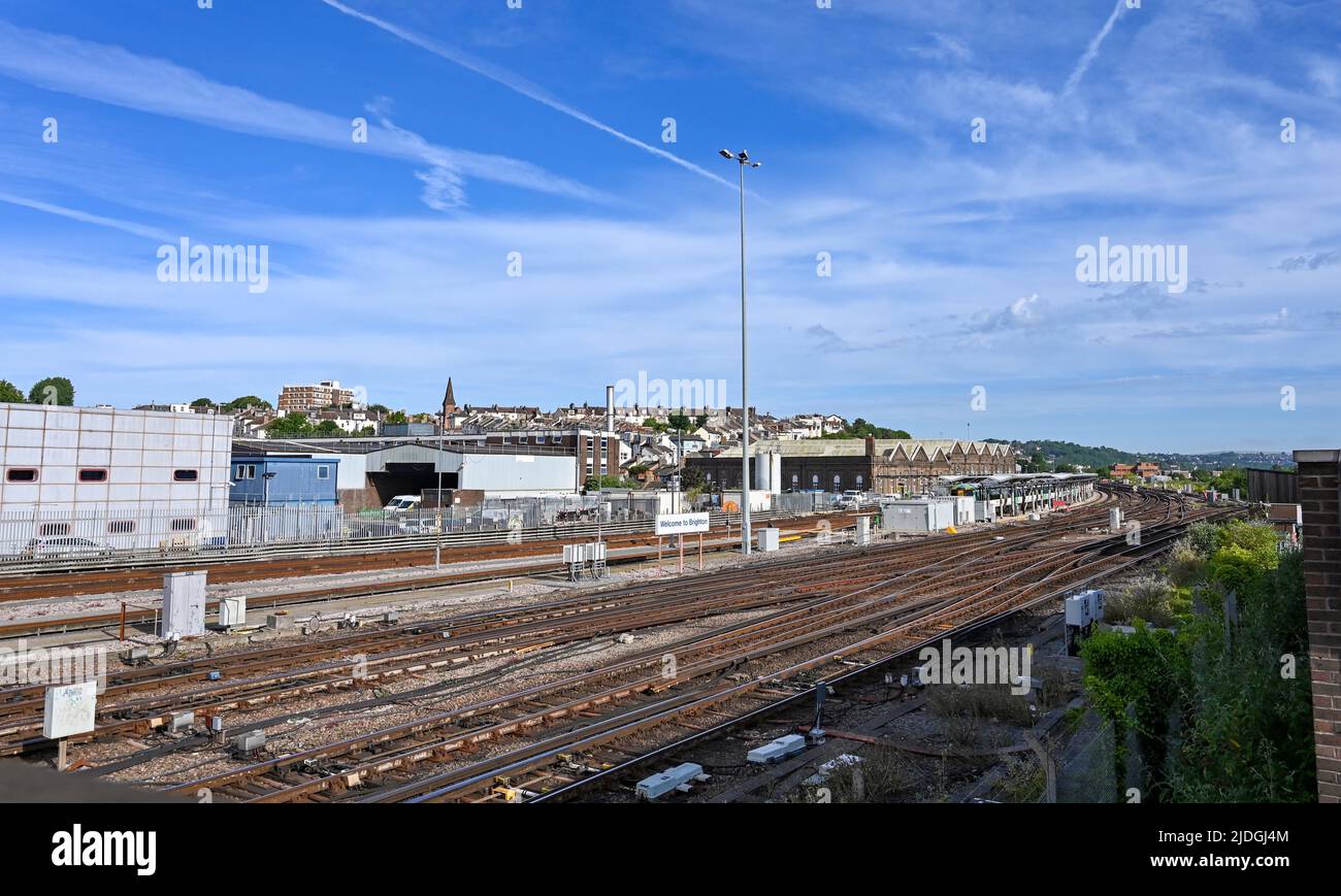 Brighton UK 21st Giugno 2022 - e' molto piu' tranquillo del normale alla stazione di Brighton il primo giorno di azione industriale da parte del sindacato RMT che interessa la corsa dei treni attraverso il paese . : Credit Simon Dack / Alamy Live News Foto Stock