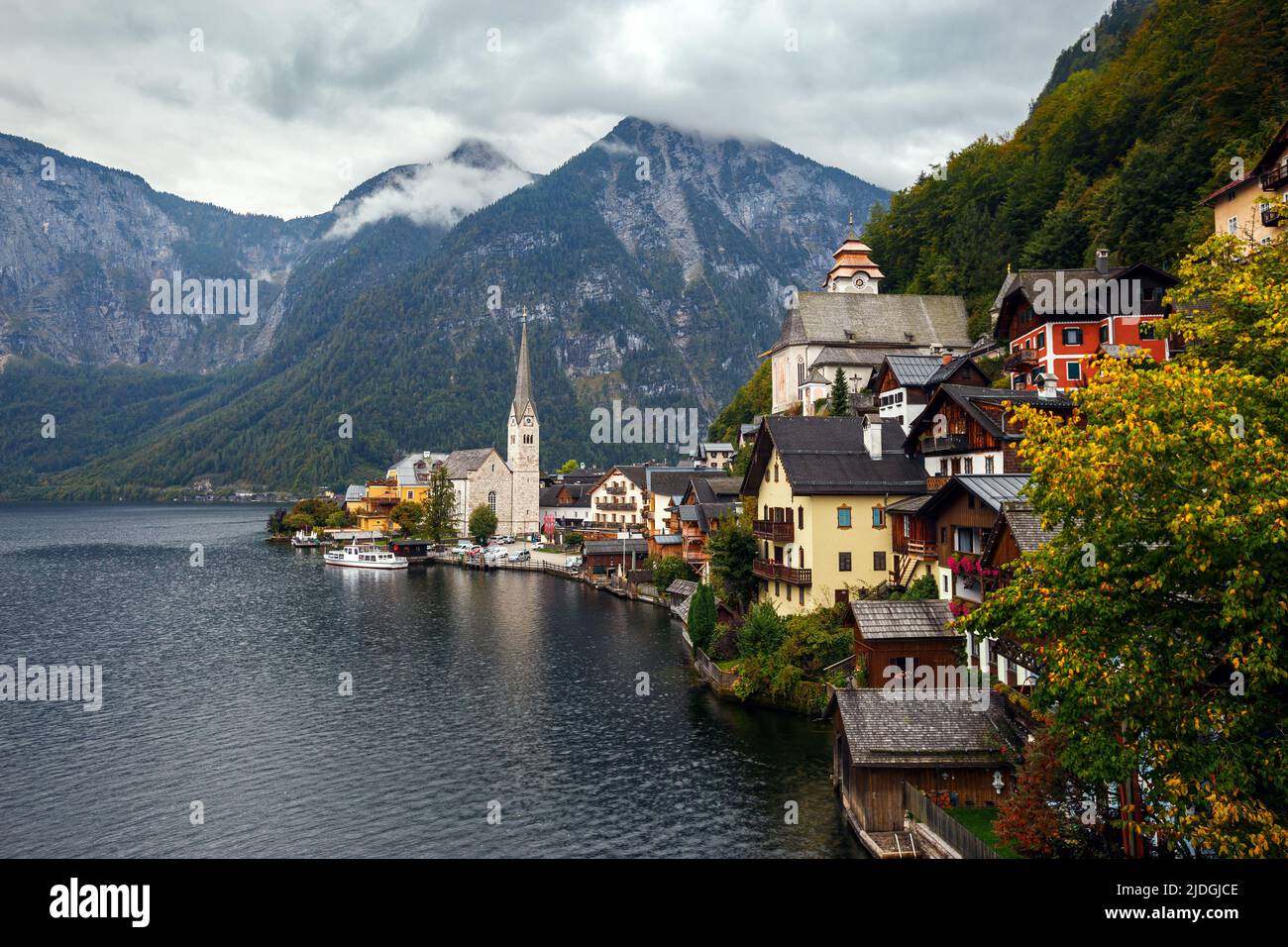 Vista sul lago Hallstatt (Hallstatter See) nella zona di Salzkammergut. Luci del sole dopo l'alba. Gmunden. Austria. Europa. Foto Stock