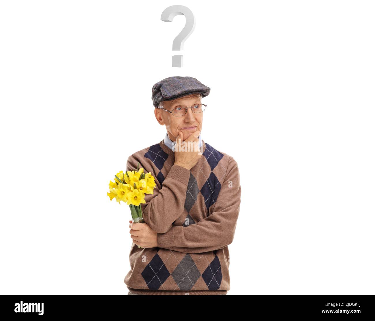 Signore anziano che tiene un mazzo di fiori e che pensa con un punto interrogativo sopra la sua testa isolato su sfondo bianco Foto Stock