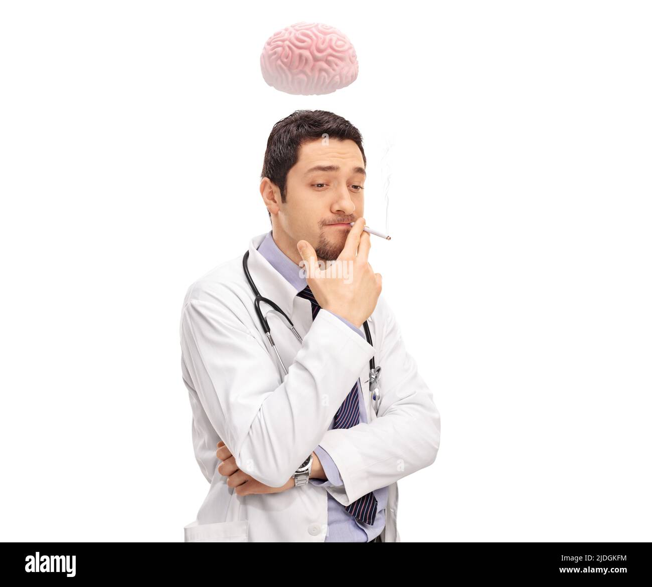 Medico pensivo che fuma una sigaretta e cervello che galleggia sopra la sua testa isolato su sfondo bianco Foto Stock