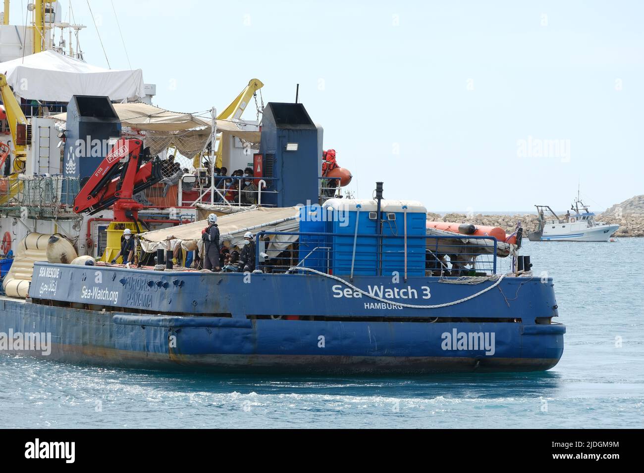 Pozzallo, provincia di Ragusa, Italia, 9 giugno, sbarco dalla nave di soccorso italiana di nome Mare Jonio con 92 migranti dalla Libia il 2022 a Pozzallo. Nello stesso giorno un'altra ong Seawatch3 sbarcò con più di 300 migranti. Foto Stock