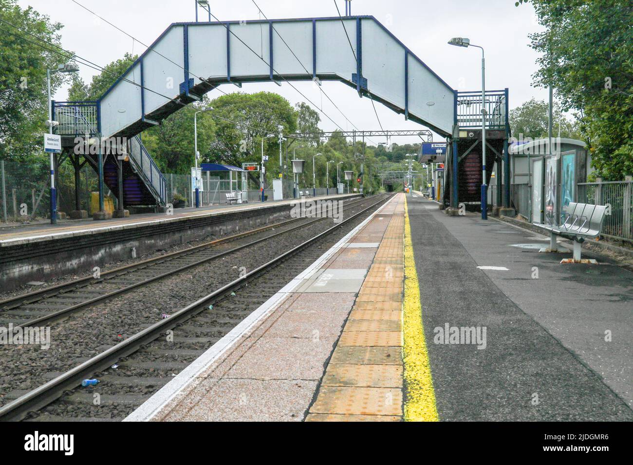 Una piattaforma deserta della stazione ferroviaria di Glasgow al momento del viaggio di picco come RMT colpo ferroviario morde azione durante giugno 2022 Foto Stock