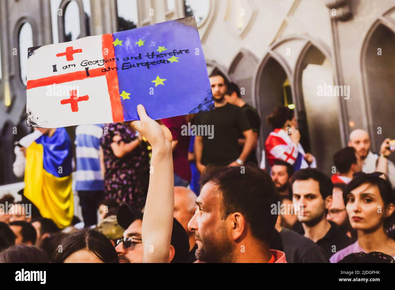 Tbilisi, Georgia - 20th giugno 2022: Persone con manifesti in occasione del grande evento europeo-pro rally. Migliaia di persone in manifestazione pacifica. Pro-Europe r Foto Stock