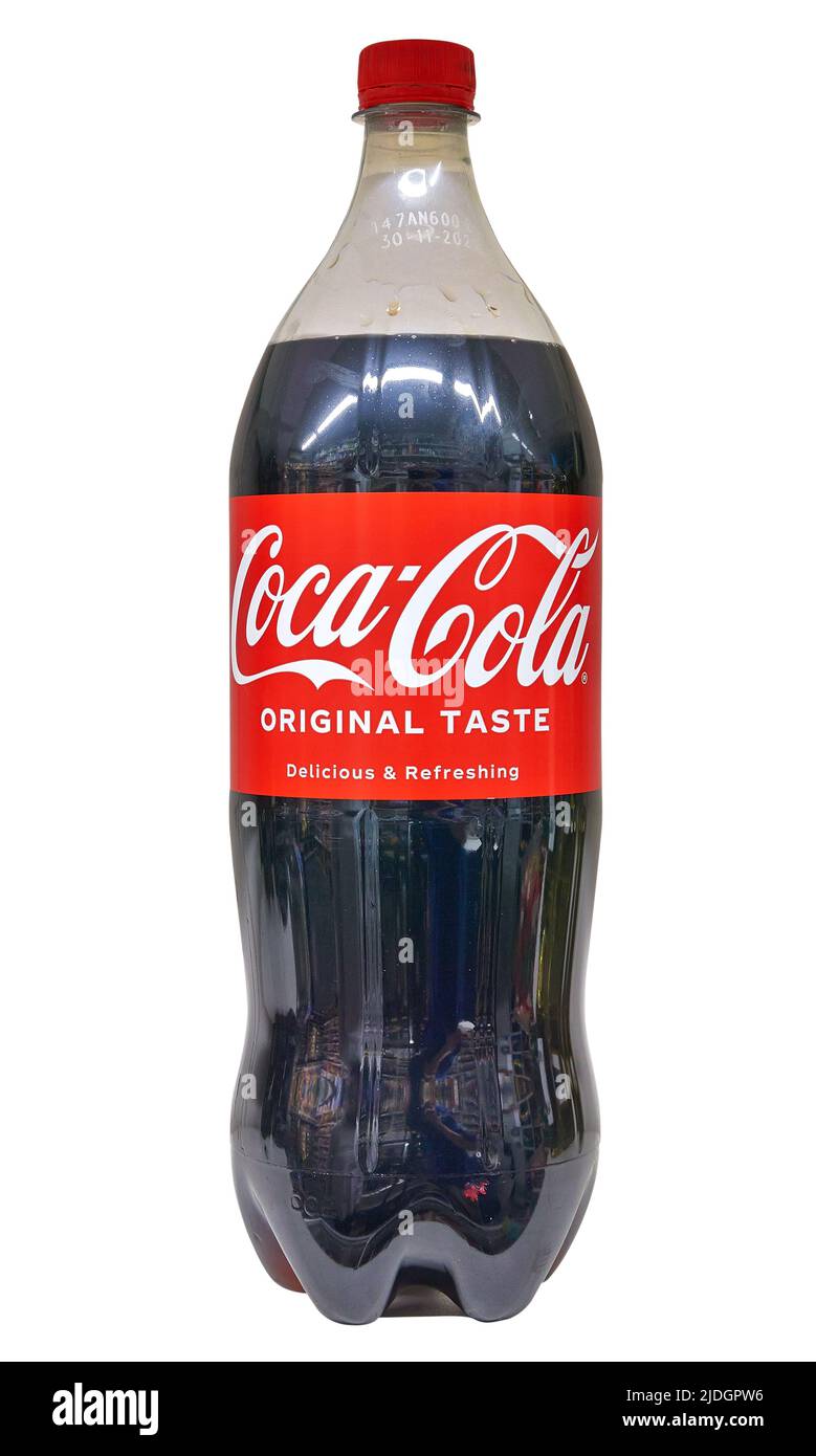 Bruxelles, Belgio - 17 giugno 2022; bottiglia di plastica di Coca Cola Soft drink isolata su sfondo bianco, fatta per il Belgio. Famoso marchio di bevande Foto Stock