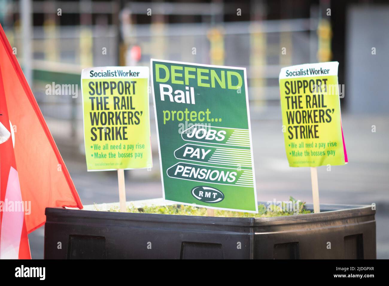 Manchester, Regno Unito. 21st giugno 2022. I cartelli della RMT sono a sinistra alla stazione dei treni di Piccadilly. Il più grande sciopero ferroviario in oltre 30 anni è andato avanti dopo il fallimento dei colloqui dell'ultimo minuto. RMT afferma di non avere altra scelta se non quella di sciopero a causa dei tagli proposti a posti di lavoro, retribuzioni e pensioni. Credit: Andy Barton/Alamy Live News Foto Stock
