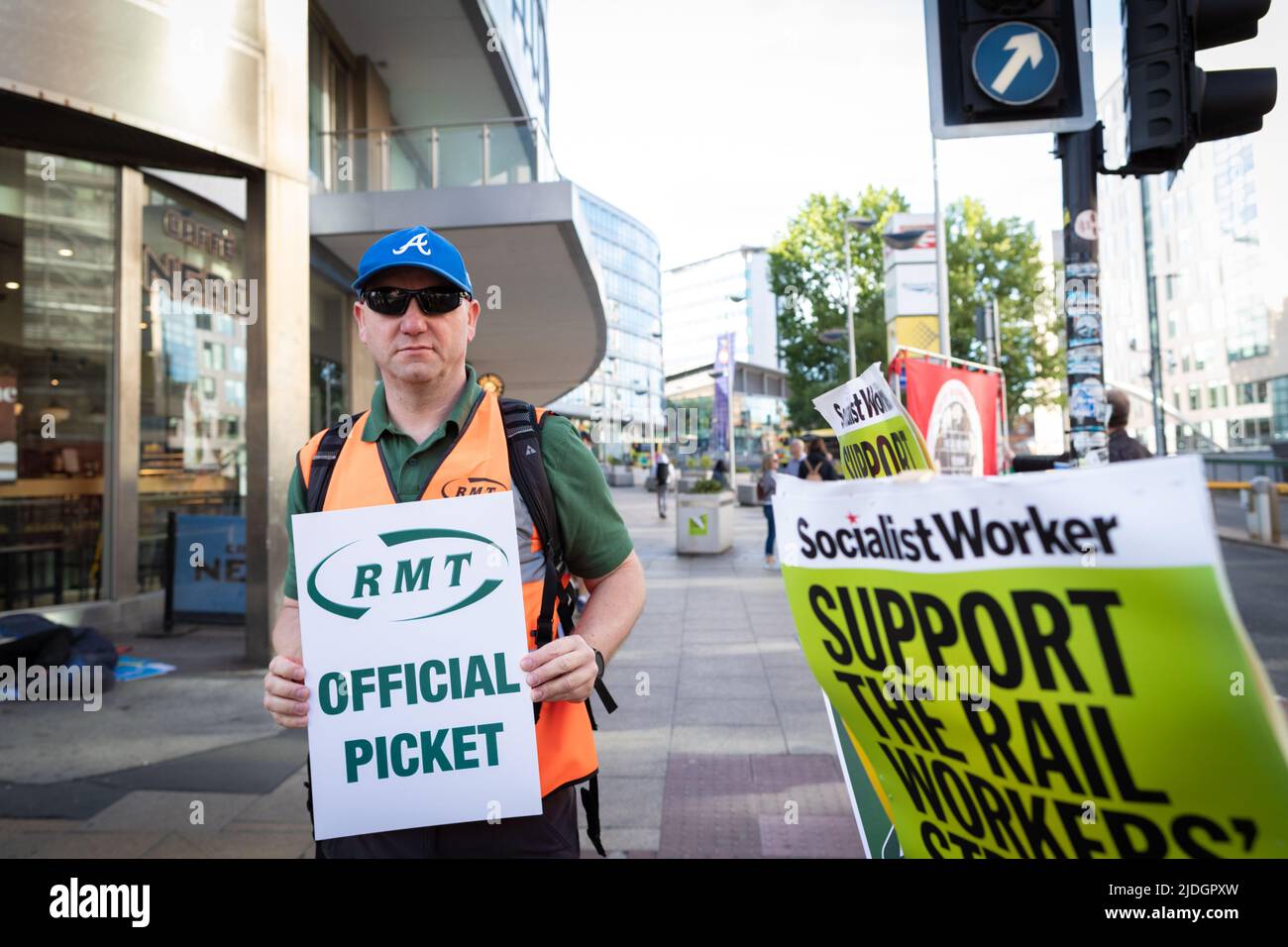 Manchester, Regno Unito. 21st giugno 2022. Un membro del sindacato tiene il cartello e si unisce alla linea dei picket alla stazione ferroviaria di Piccadilly. Il più grande sciopero ferroviario in oltre 30 anni è andato avanti dopo il fallimento dei colloqui dell'ultimo minuto. RMT afferma di non avere altra scelta se non quella di sciopero a causa dei tagli proposti a posti di lavoro, retribuzioni e pensioni. Credit: Andy Barton/Alamy Live News Foto Stock