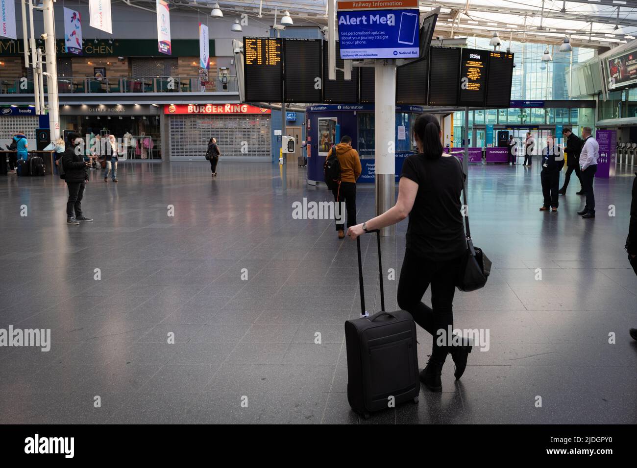 Manchester, Regno Unito. 21st giugno 2022. CommuterÕs possibile controllare i limitati servizi ferroviari disponibili presso la stazione ferroviaria di Piccadilly. Il più grande sciopero ferroviario in oltre 30 anni è andato avanti dopo il fallimento dei colloqui dell'ultimo minuto. RMT afferma di non avere altra scelta se non quella di sciopero a causa dei tagli proposti a posti di lavoro, retribuzioni e pensioni. Credit: Andy Barton/Alamy Live News Foto Stock