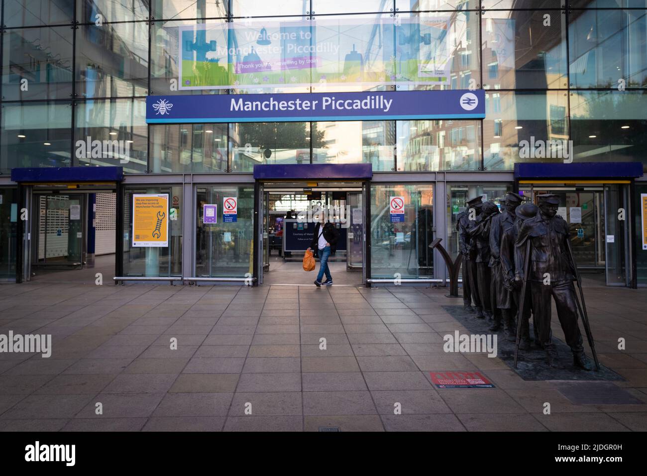 Manchester, Regno Unito. 21st giugno 2022. Un solo pendolari esiste Piccadilly stazione ferroviaria. Il più grande sciopero ferroviario in oltre 30 anni è andato avanti dopo il fallimento dei colloqui dell'ultimo minuto. RMT afferma di non avere altra scelta se non quella di sciopero a causa dei tagli proposti a posti di lavoro, retribuzioni e pensioni. Credit: Andy Barton/Alamy Live News Foto Stock